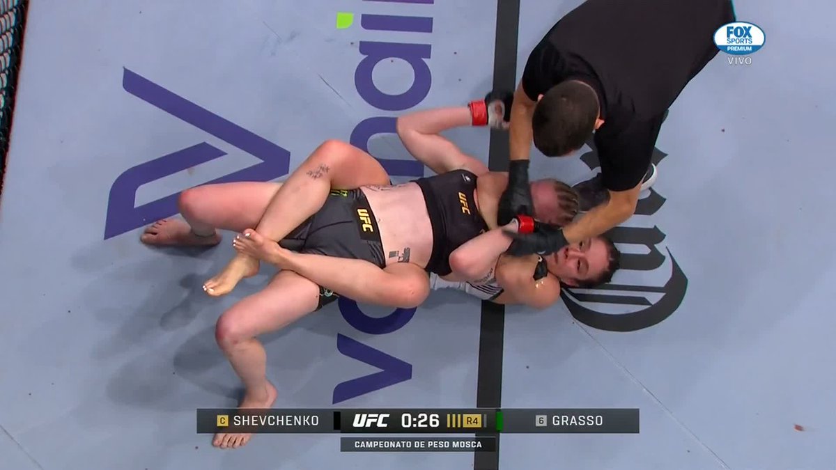 ¡GANÓ ALEXA GRASSO! ¡LA MEXICANA ES CAMPEONA! Lo logró. Alexa Grassso hace historia en las artes marciales mixtas. Derroto a Shevchenko. Brandon Moreno estuvo presente oara ver su triunfo. ¡Es el año de los mexicano! #UFCxFSMX