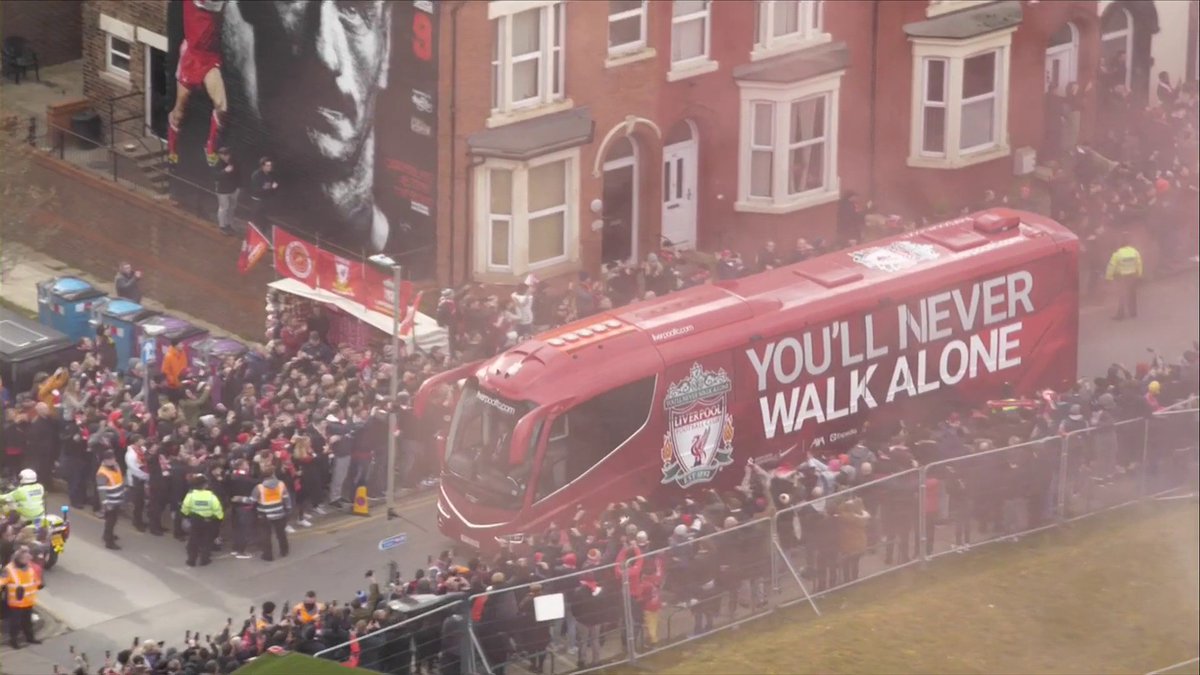 The Liverpool’s team bus arriving at Anfield. 🚌 #LIVMUN