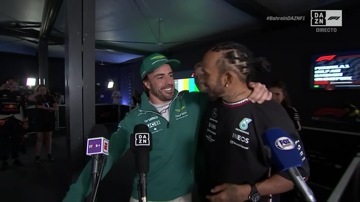 ¡Vaya momentazo! El abrazo entre Fernando Alonso y Lewis Hamilton delante de las cámaras de #DAZNF1 👏👏 Respeto entre dos leyendas #BahreinDAZNF1 🇧🇭