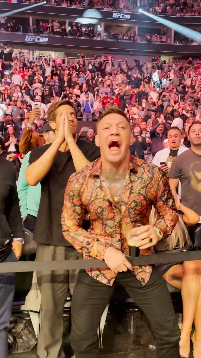 The reactions after alexa grasso secured the women's flyweight title 🏆 #UFC285 (h/t Carlos Contreras Legaspi 🦁)