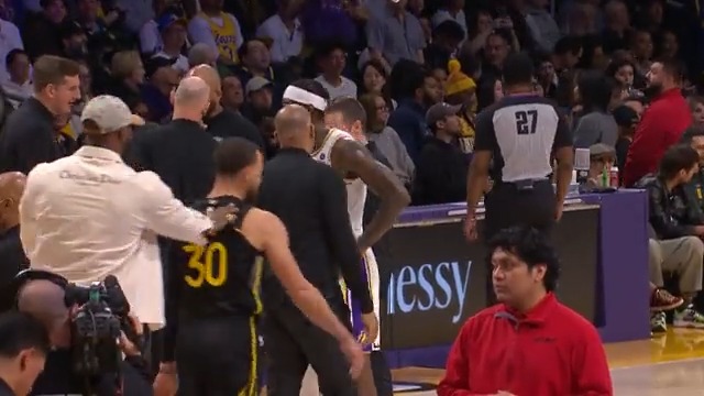 LeBron pushes Steph back to his bench as he tries to have a conversation with the ref 👀