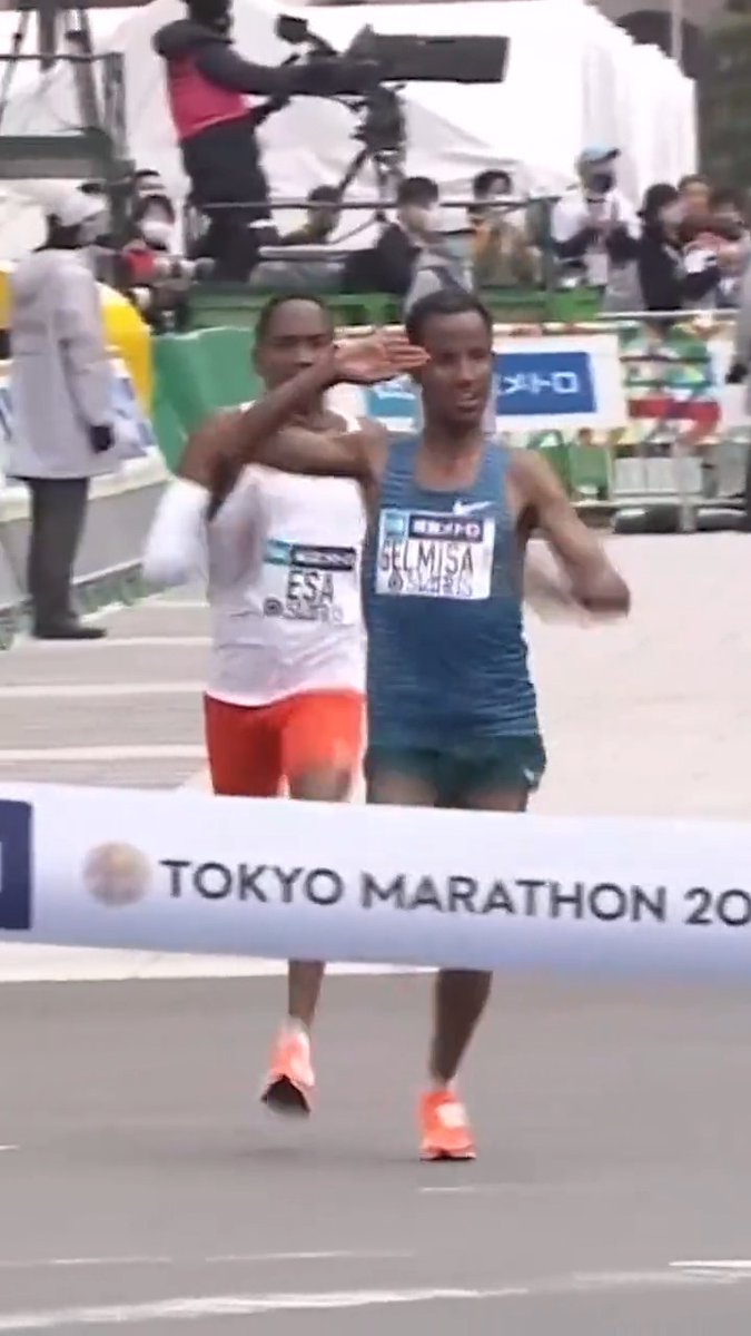 #TokyoMarathon men's winner Deso Gelmisa clearly did not hold his line in the final sprint. If you were officiating at the race would you have DQ'd him?