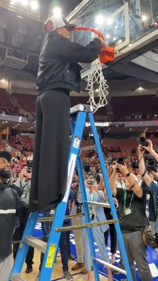 Dawn Staley does the final honors of cutting down the net after South Carolina's SEC championship 🙌