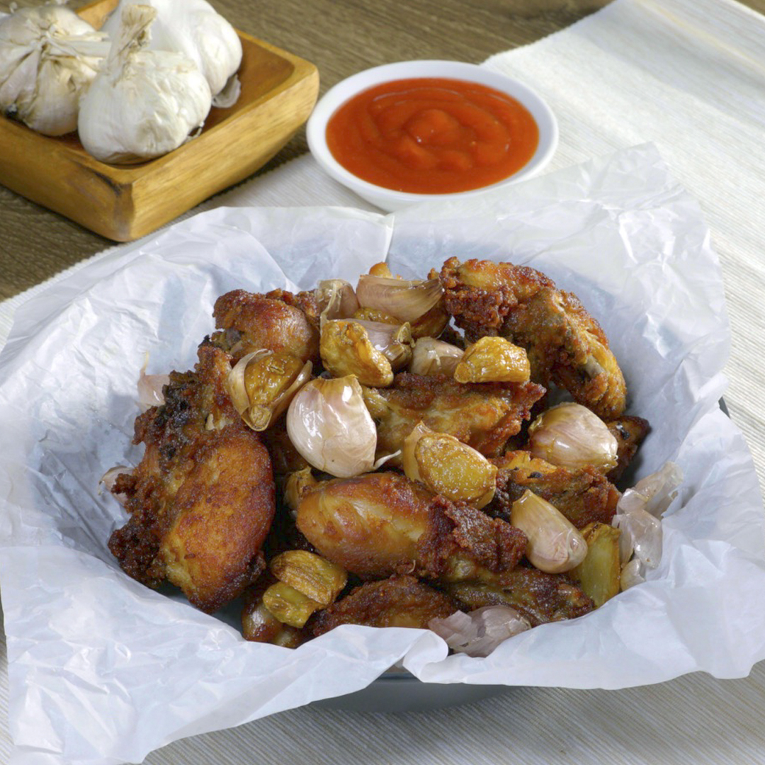 Olahan ayam goreng, yang enak banget dan mudah dibuat! Ayam goreng yang renyah, ditambah rasa bawang putih yang meresap, cocok banget jadi ide resep sehari-hari untuk makan bersama.