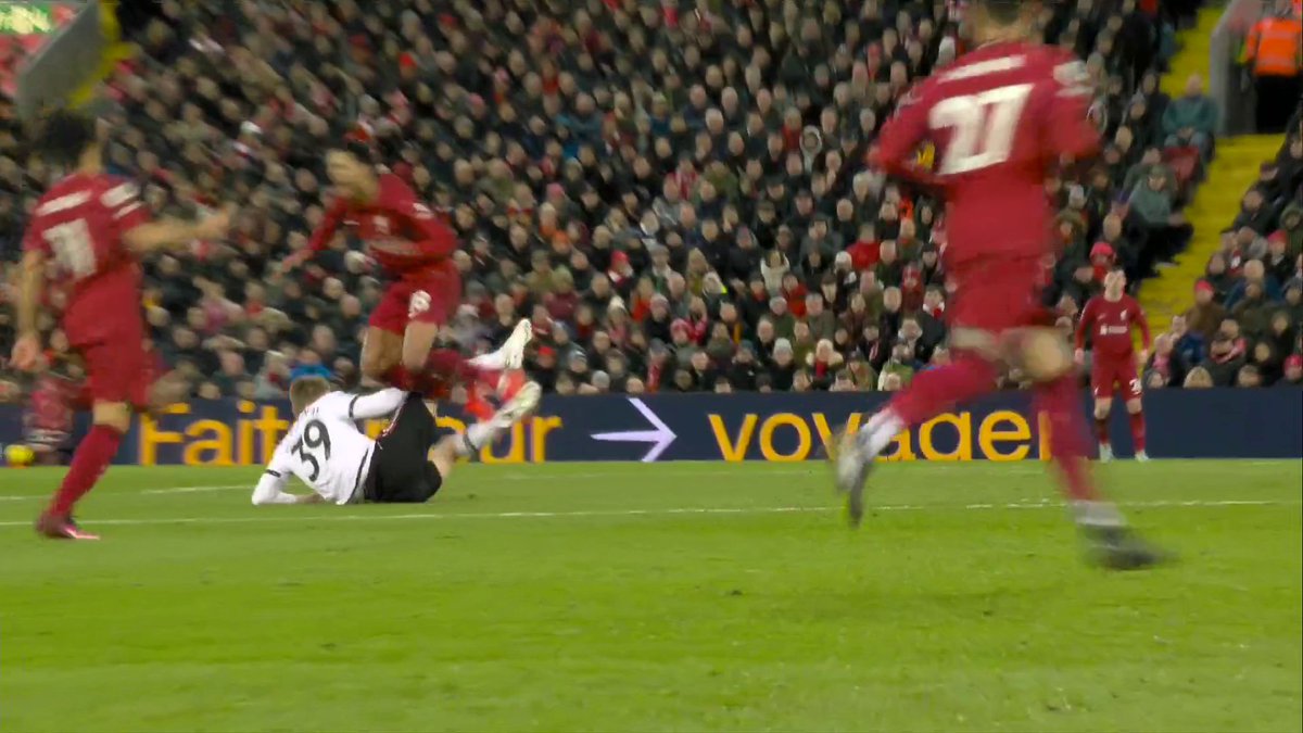 Should McTominay have seen a red for this Gakpo tackle? 🟥