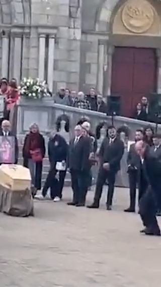 El viudo de Agnès Lassalle se despide de su esposa bailando frente al féretro de la profesora asesinada por un alumno. Todo al ritmo de la versión francesa de la canción Love, de Nat King Cole. Y numerosos los familiares y amigos se unieron al baile