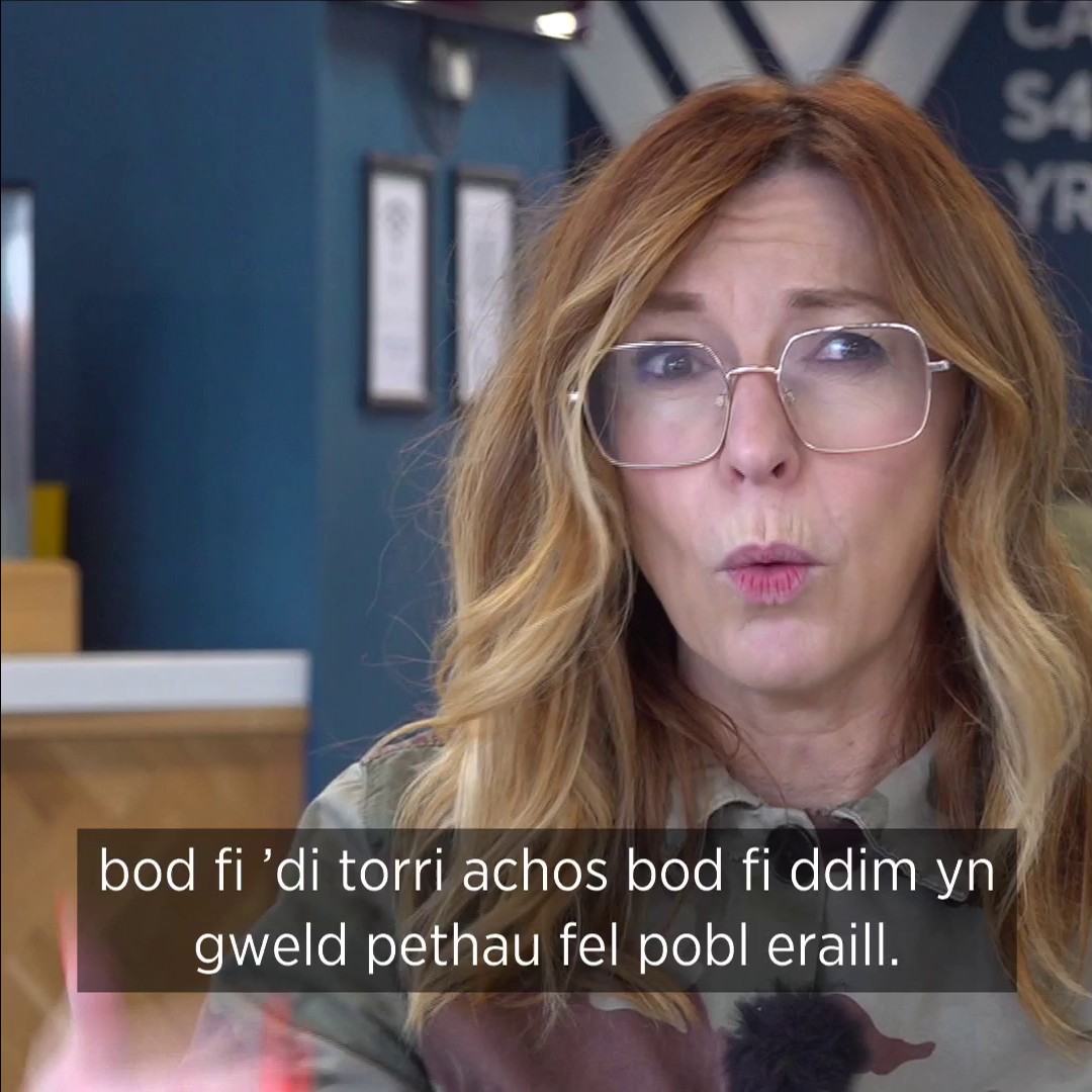 “Dwi’n drist ofnadwy bod fi ’di gwario blynyddoedd yn trio mygu pwy ydw i go iawn.” Non Wyn Williams o fand Eden yn “agor ei chalon” am ei diagnosis awtistiaeth diweddar