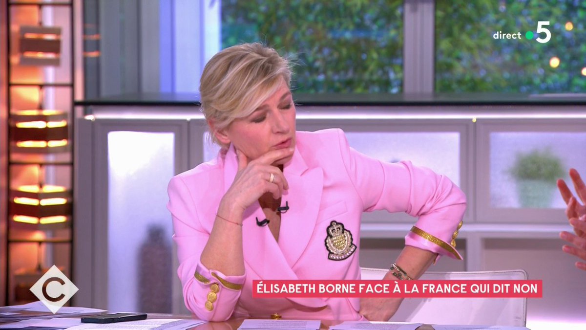 "Il y a bien 1,8 million de retraités qui verront leur retraite augmenter en moyenne de 600 euros par an et il y aura bien chaque année 1 retraité sur 4 qui partira avec une meilleure pension, en moyenne de 400 euros par an" Retraites : Élisabeth BORNE dans #CàVous