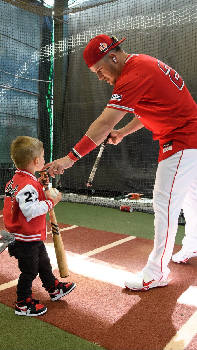 Can't go to the batting cages without a BAT 🥹 Mike Trout received a pregame visit from his son, Beckham!