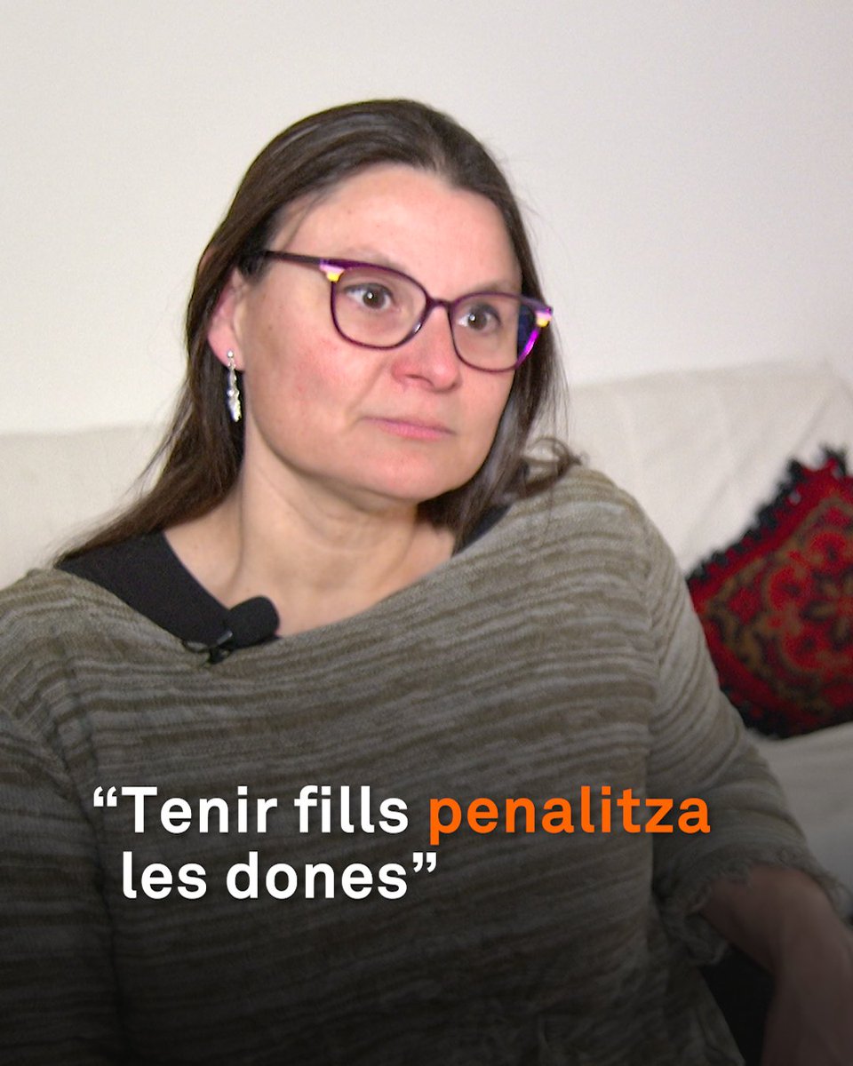 “Tenir fills penalitza les dones laboralment.” Són les que, gairebé sempre, recullen les criatures si es posen malaltes o les duen al metge. Estan pendents de la casa i els fills. Per això acaben fent més reduccions de jornada i feines a temps parcial.