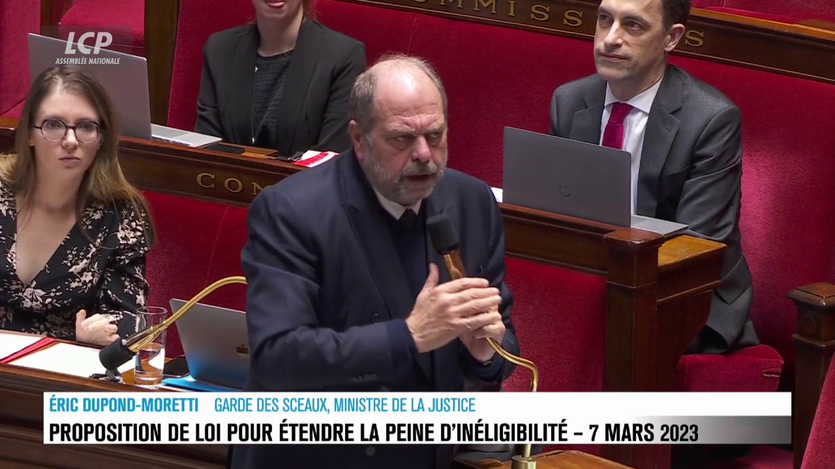 "J'ai été mis en examen, pas condamné", précise Eric Dupond-Moretti en réponse à 🇫🇷 Olivier Marleix, et de poursuivre : "Il n'y a pas un bras d'honneur, il y en a deux, accompagnés de paroles à chaque fois (...) bras d'honneur à la présomption d'innocence". La séance est suspendue. #DirectAN