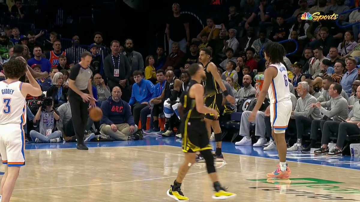 Jordan Poole recebeu uma falta técnica por passar bola pro árbitro quicando ela no chão ??????????????????????????????