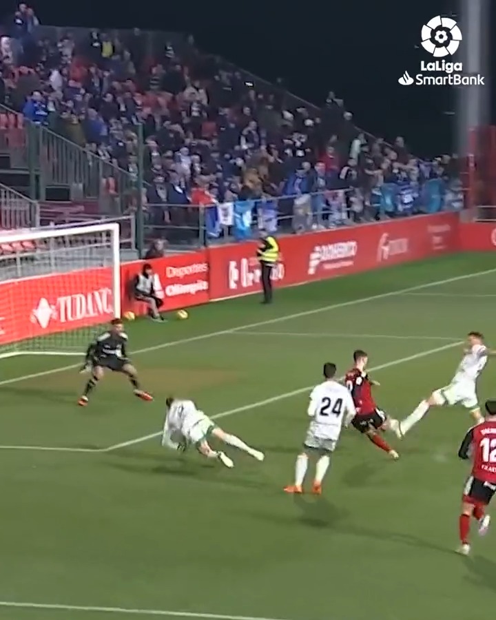 𝐑 de Recorte, 𝐑 de Raúl García. ¡Golazo, Club Deportivo Mirandés! ❤️🖤 #LaLigaSmartBank | #LaLigaHighlights