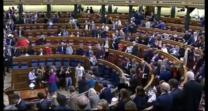 Si el PSOE ha sacado adelante su propuesta para tumbar la Ley Solo Sí es Sí ¿Por qué no aplauden? ¿Acaso les avergüenza haberlo hecho con el PP y contra Podemos, ERC y Bildu? Una imagen vale mas que mil palabras