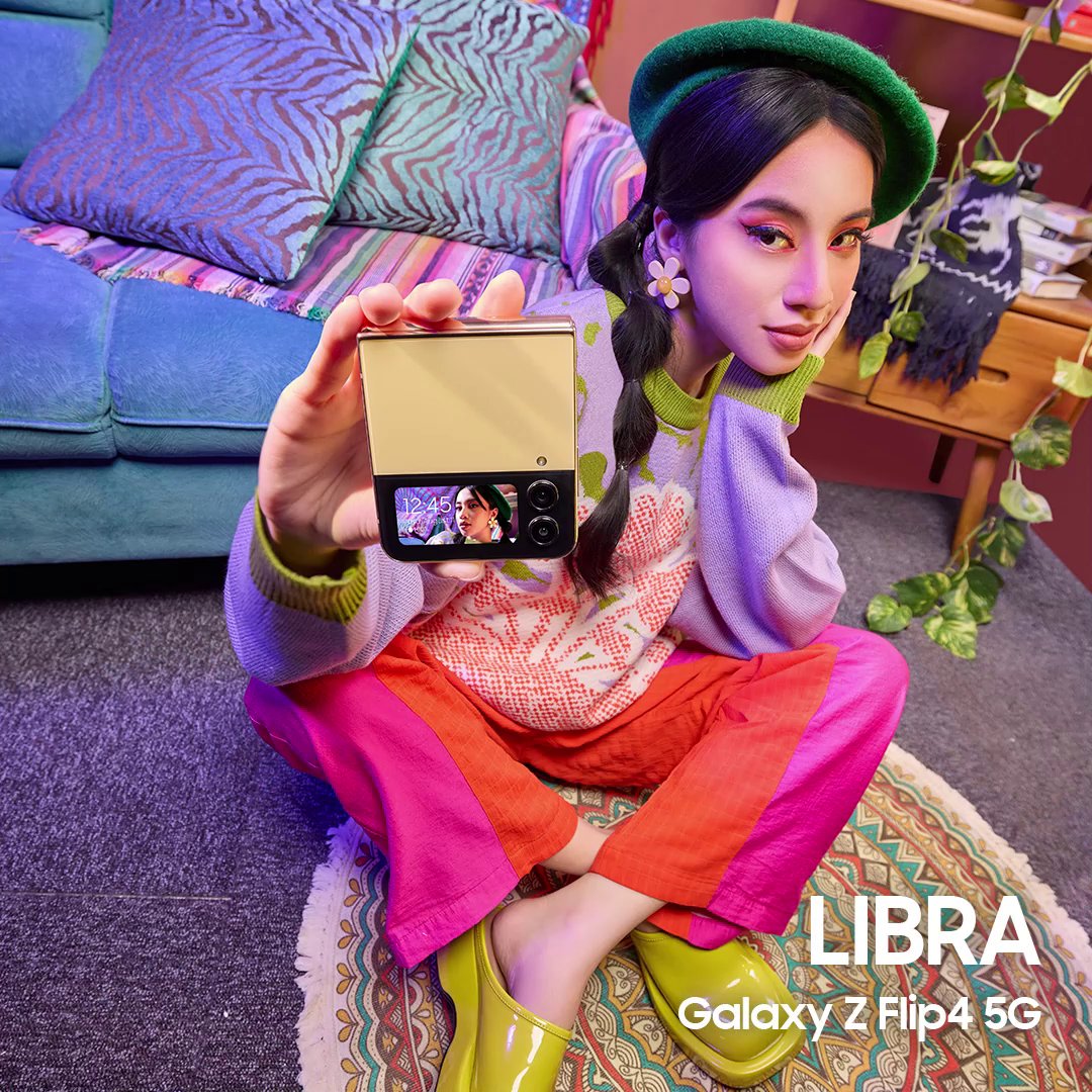 Siapa yang mau dapetin photocard BTS x Samsung #GalaxyZFlip4 5G for FREE?! Caranya gampang banget! Screenshot zodiak kamu dan kasih tau seberapa cocok traits zodiakmu dengan #GalaxyZFlip4 5G atau #GalaxyZFold4 5G pakai hashtag #FlexYourZodiac