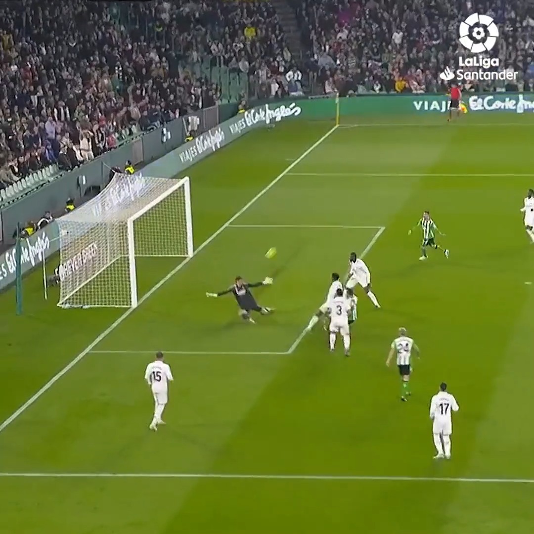 This guy stops 𝙚𝙫𝙚𝙧𝙮𝙩𝙝𝙞𝙣𝙜! Thibaut Courtois #LaLigaSantander | #LaLigaHighlights