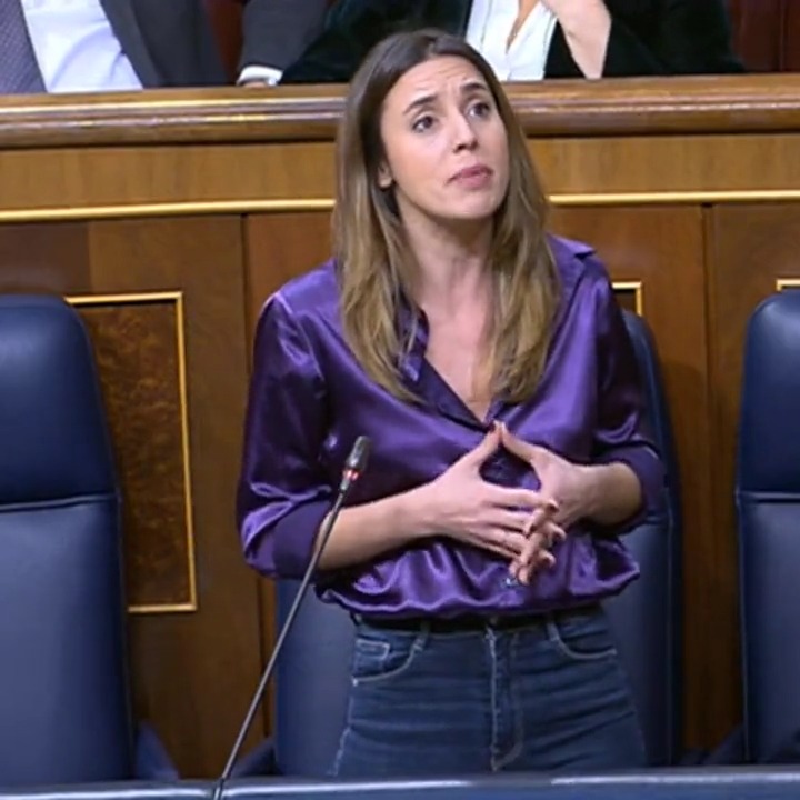 El feminismo no es que unas pocas puedan romper los techos de cristal mientras otra mujer tiene que recoger los cristales. #APorMásFeminismo