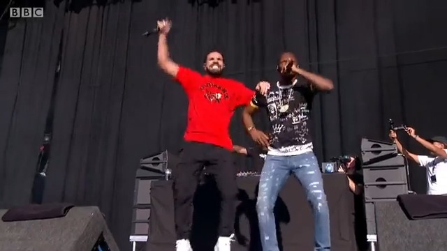 HERITAGE: @Officialgiggs brings out Drizzy during his performance of "KMT" at Reading & Leeds Fest, 2017