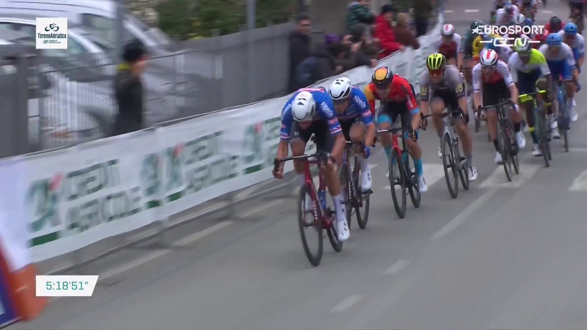 🚴🇮🇹 | Winst voor Jasper Philipsen! 🇧🇪 Hij mag Mathieu van der Poel bedanken voor een fenomenale lead-out. #tirrenoadriatico 📺 Koers kijk je op discovery+