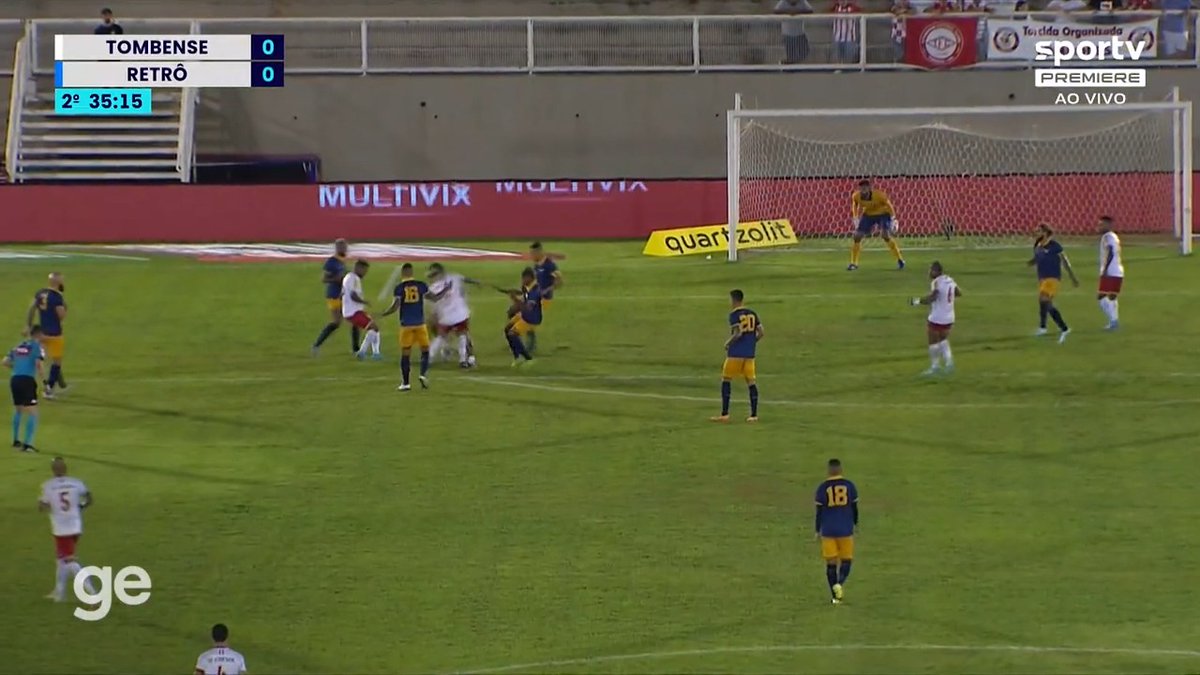 Simplesmente inacreditável... jogadores da mesma equipe se chocam na área e o árbitro marca pênalti para a Tombense na Copa do Brasil #ge
