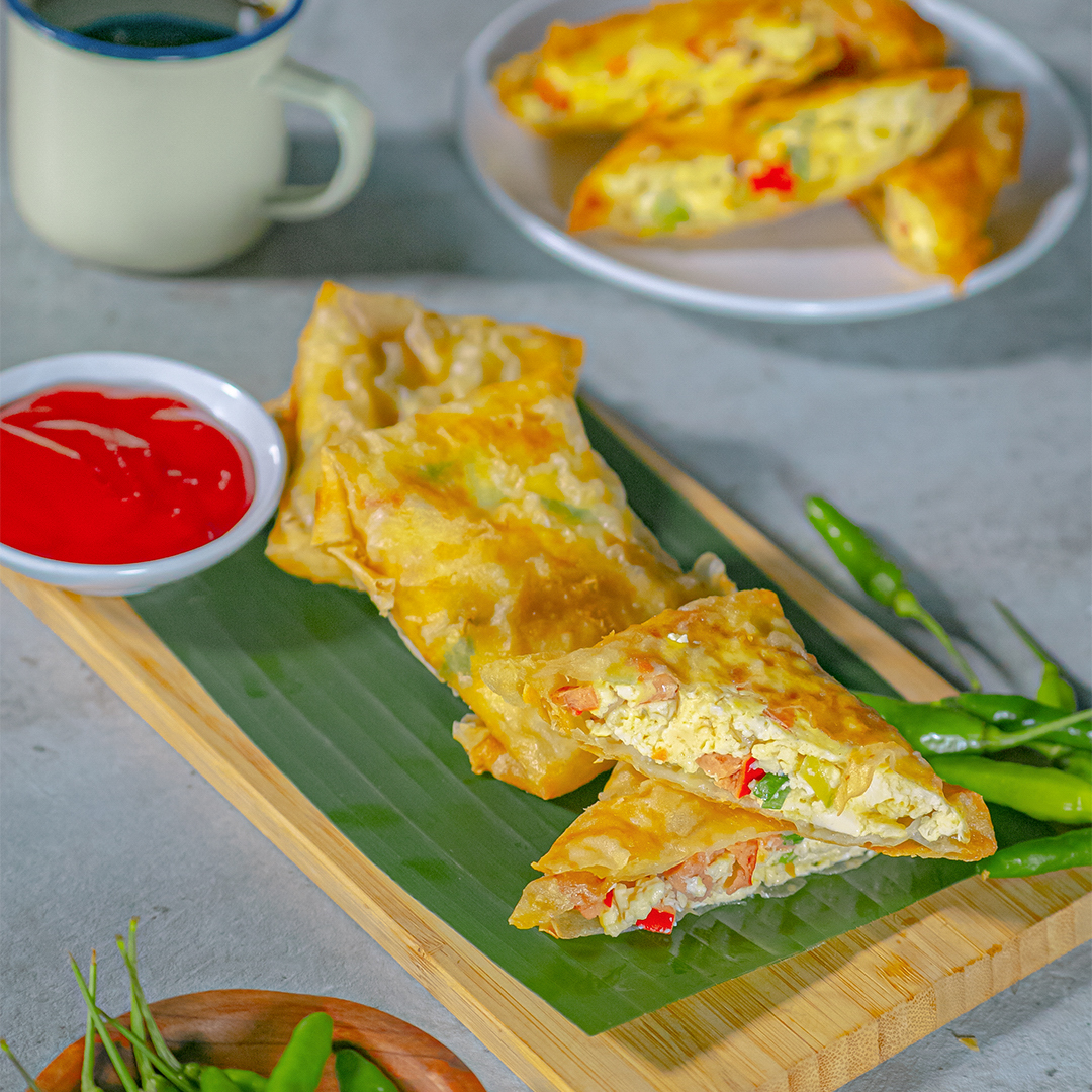 Cemilan buat sore, nih. Martabak dengan isian ahu dan sosis. Tak lupa irisan daun bawang untuk menambah aroma biar makin bikin ngiler. Cocol ke saus atau digigit bareng sama cabai rawit hijau pasti nikmat banget!