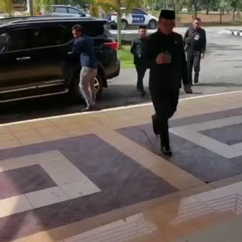 Viral Ketua DPRD Luwu Timur Aripin Tolak Jabat Tangan Warga.