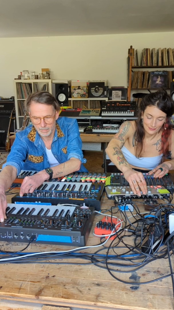 ハード機材でサイケなテクノのやってる。 この音飛べる…。高揚感！