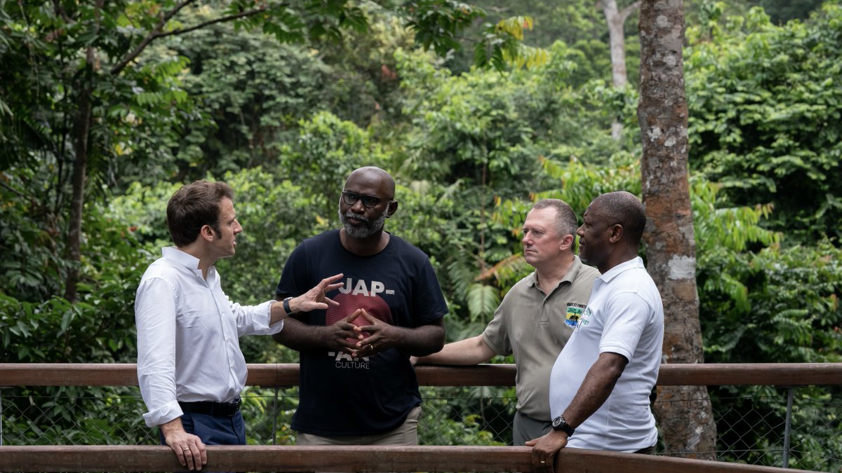 C’est ici, j’en suis convaincu, que se jouent les grands équilibres du monde, et pour beaucoup, le nouveau partenariat entre la France, l’Europe et les pays africains. Gabonais, Angolais, Congolais des deux rives du fleuve : merci pour votre accueil. Vive notre amitié !