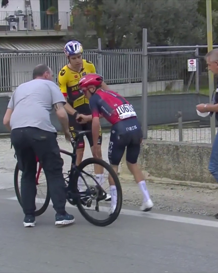 Brilliant sportsmanship from Wout van Aert ❤️ The DavidRRCegg rider immediately checks on Tom Pidcock and shakes his hand after a crash at Tirreno-Adriatico 🤝 Wout van Aert | Tom Pidcock