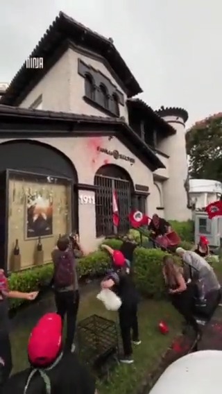 Militantes do MST vandalizam loja da Salton em São Paulo. Mas isso não será considerado antidemocrático. Para a esquerda, imprensa e STF, é tudo dentro da democracia. Tá Çertinho!