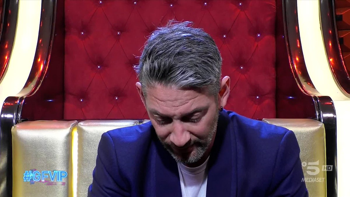 Alfonso legge il provvedimento preso da Grande Fratello nei confronti di Tavassi: si tratta di una vera e propria ammonizione. #GFVIP