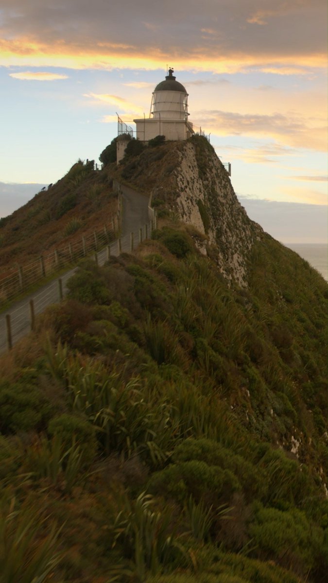 A sunset not to be missed at Nugget Point, a must-see in Clutha ❤️ Who are you ticking this site off your bucket list with? #NZMustDo