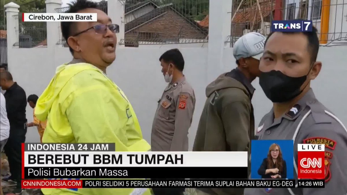 Ketika truk BBM terguling dan tumpah, warga sigap membantu.