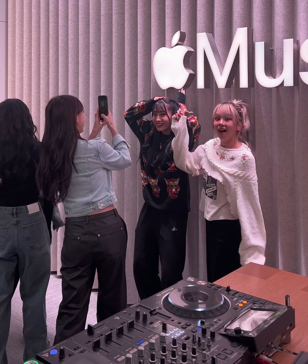 MOMO and Apple battle it out again. We all know what happened last time Apple took on our 모모. 😏 TWICE #TWICE