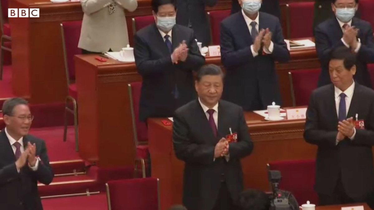 【现场画面】在正在北京召开的中国全国人大会议上,习近平无悬念地连任中国国家主席,开始第三任期。 习近平于2013年成为国家主席,并于2018年修改宪法,取消国家主席的任期限制。