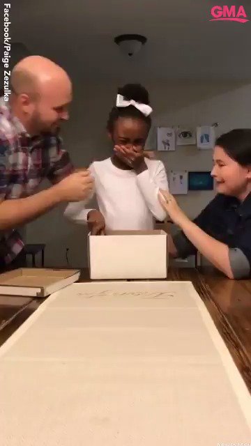 誕生日のプレゼントに、待ち焦がれていた養子縁組の正式通知を受け取り、感激に涙する女の子と、それを喜び迎える夫婦…