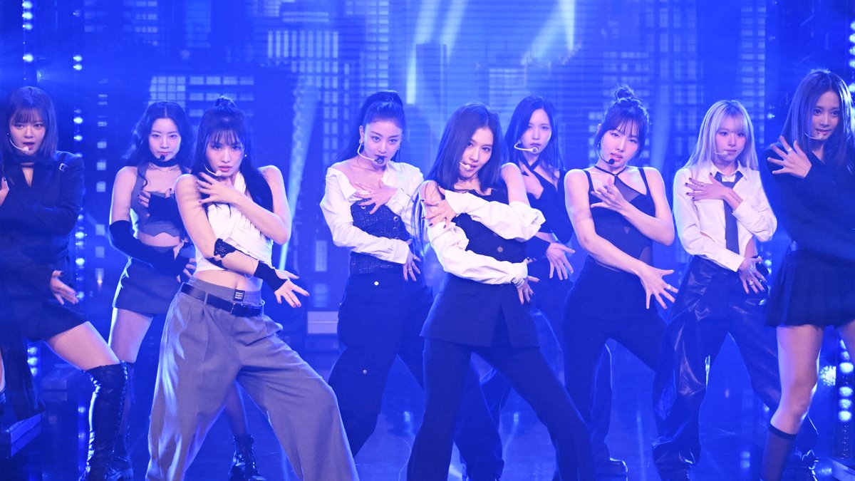 .TWICE performs #SETMEFREE off of #READYTOBE! WATCH ▶️ #TWICEonFallon #TWICE