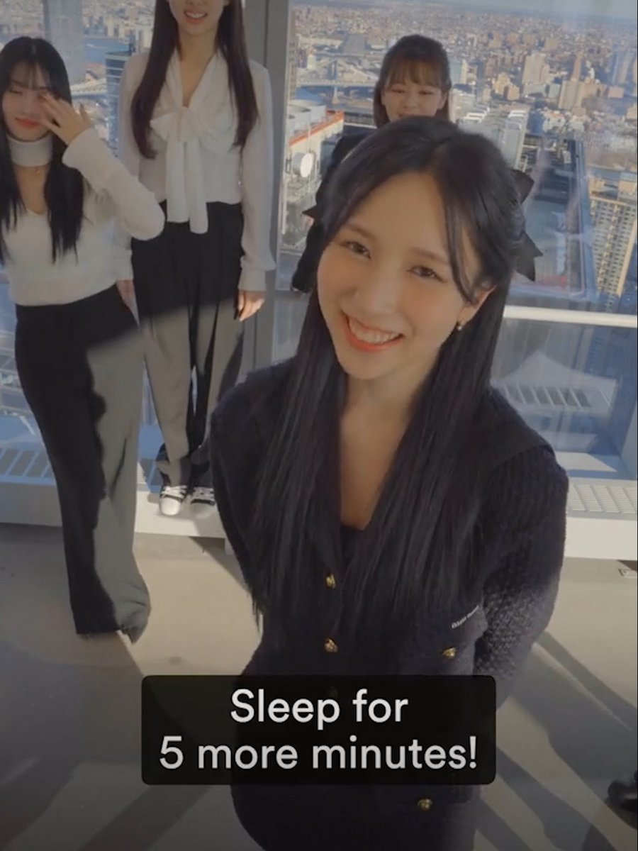 They're supposed to be doing an alarm call but then there's Mina and Chaeyoung telling us to sleep in 😭