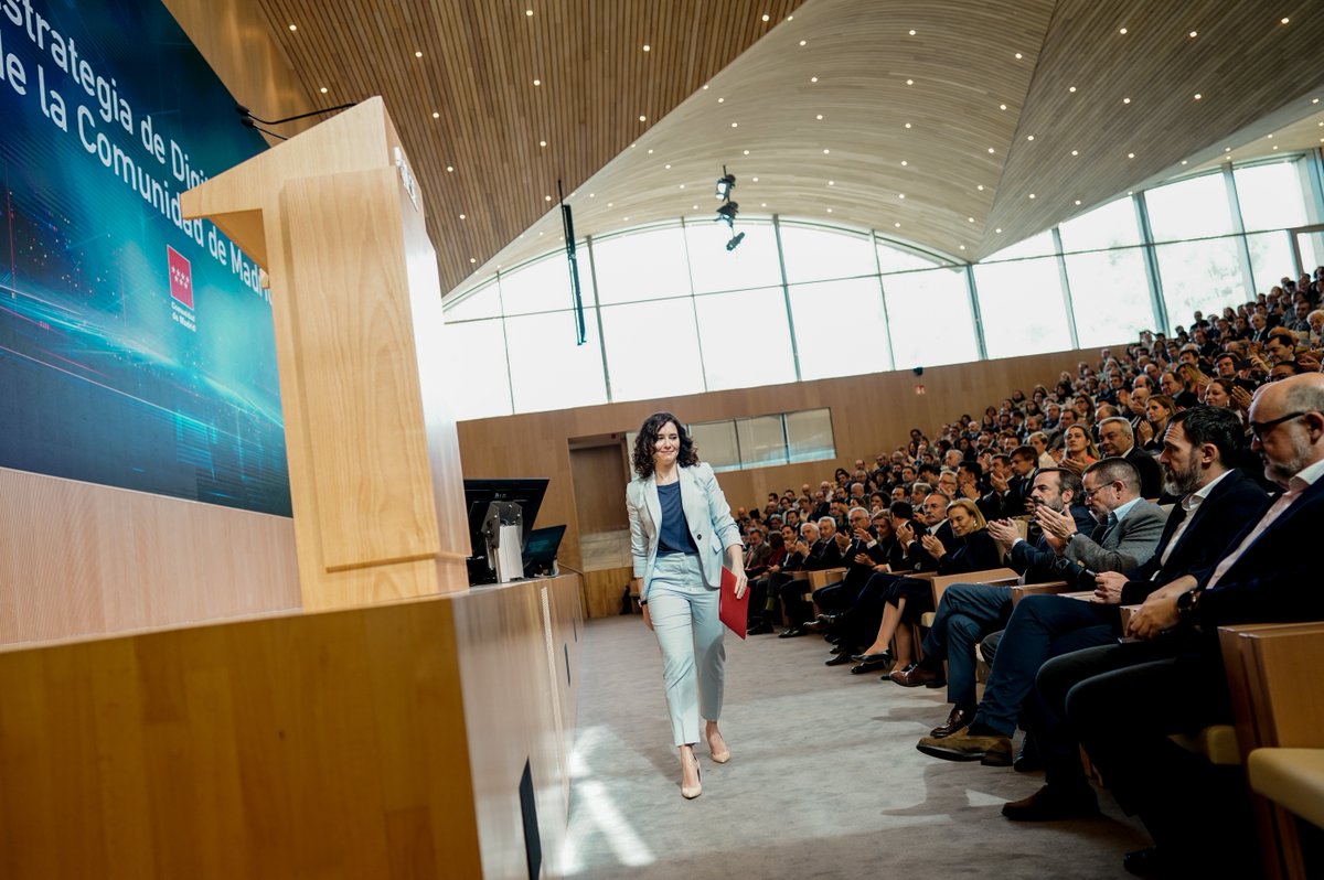 🔴 La presidenta Isabel Díaz Ayuso ha explicado los diez ejes de la Estrategia de la Digitalización de la Comunidad de Madrid. ✅ El objetivo es convertir a la región en el nodo digital del sur de Europa, con un ecosistema atractivo y una Administración 100% digital.