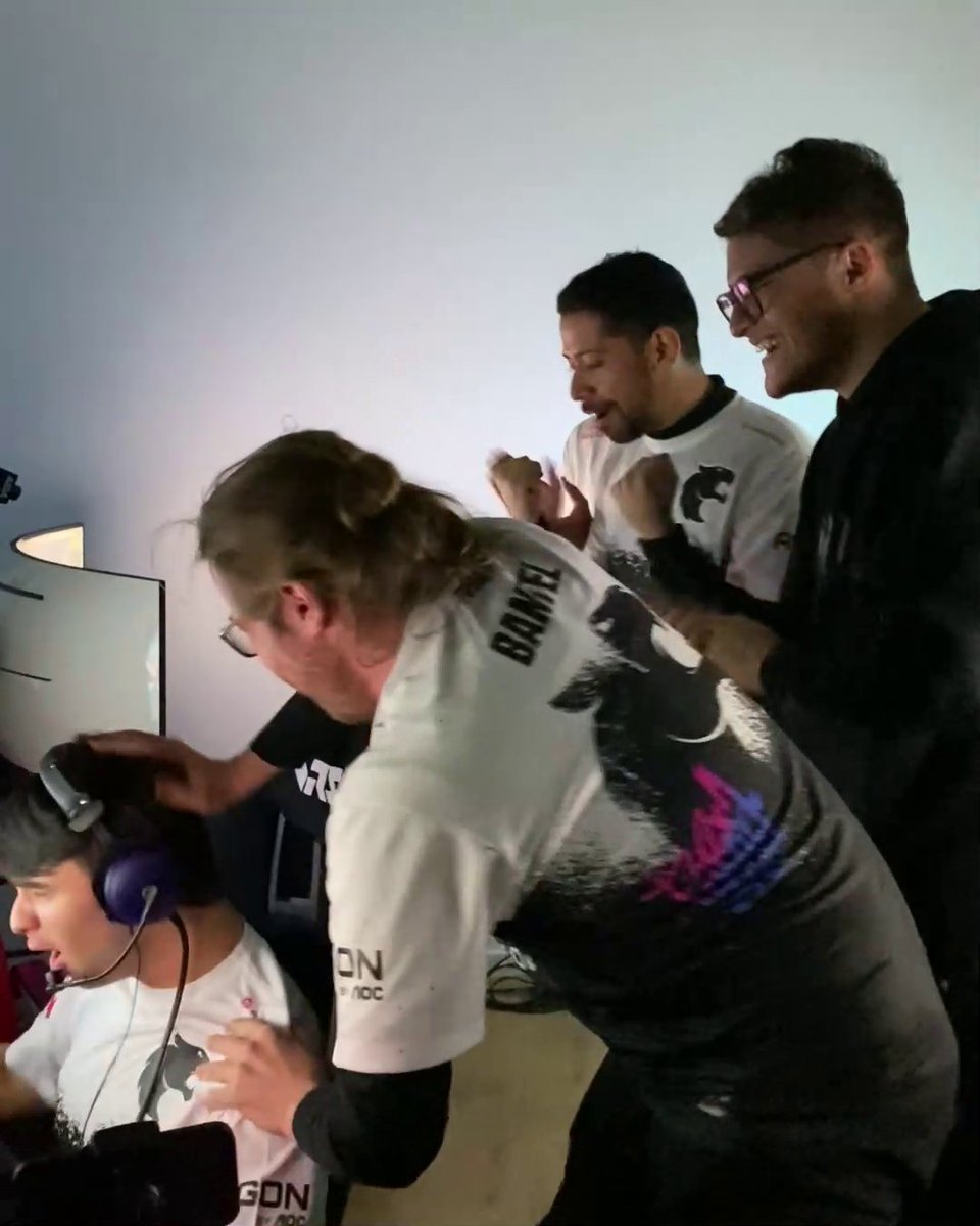 Toca o tema da vitória! FEEEEEEEEEEEEEEELIPE BAPTISTA, É DO BRASIL! 🥇🇧🇷 Liderando do início ao fim, 1° lugar pro Felipe Baptista e mais um piloto da nossa equipe na semifinal da etapa de Nürburgring do ESL R1! VAMOOOOOOOOOOOOOOOOOOOOOOOOO #DIADEFURIA