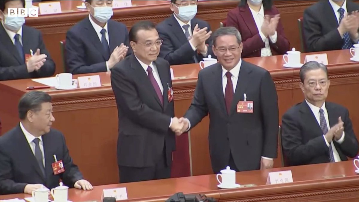 【现场画面】在中国全国人大会议仪式性的投票中，中共党内排名第二的李强以2936票赞成、3票反对、8票弃权被任命为中国第八任国务院总理，接替李克强。