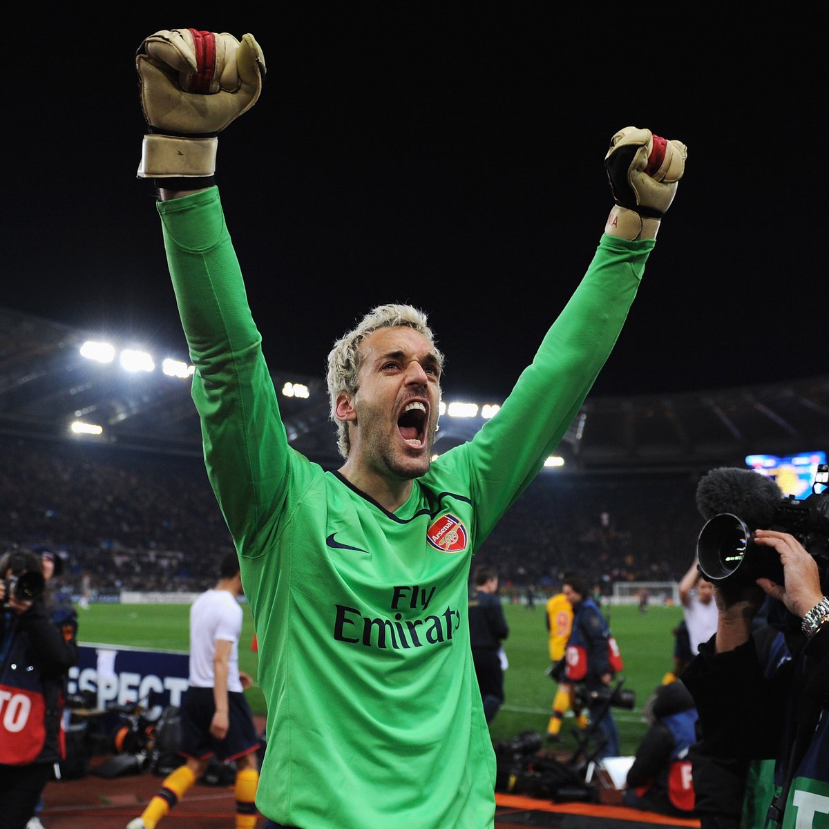 On this day in 2009: Despite losing 1-0 on the night (1-1 on aggregate), Arsenal beat AS Roma 7-6 on penalties to reach the Champions League quarter-finals. The scenes at the Stadio Olimpico that night. 😍 #afc