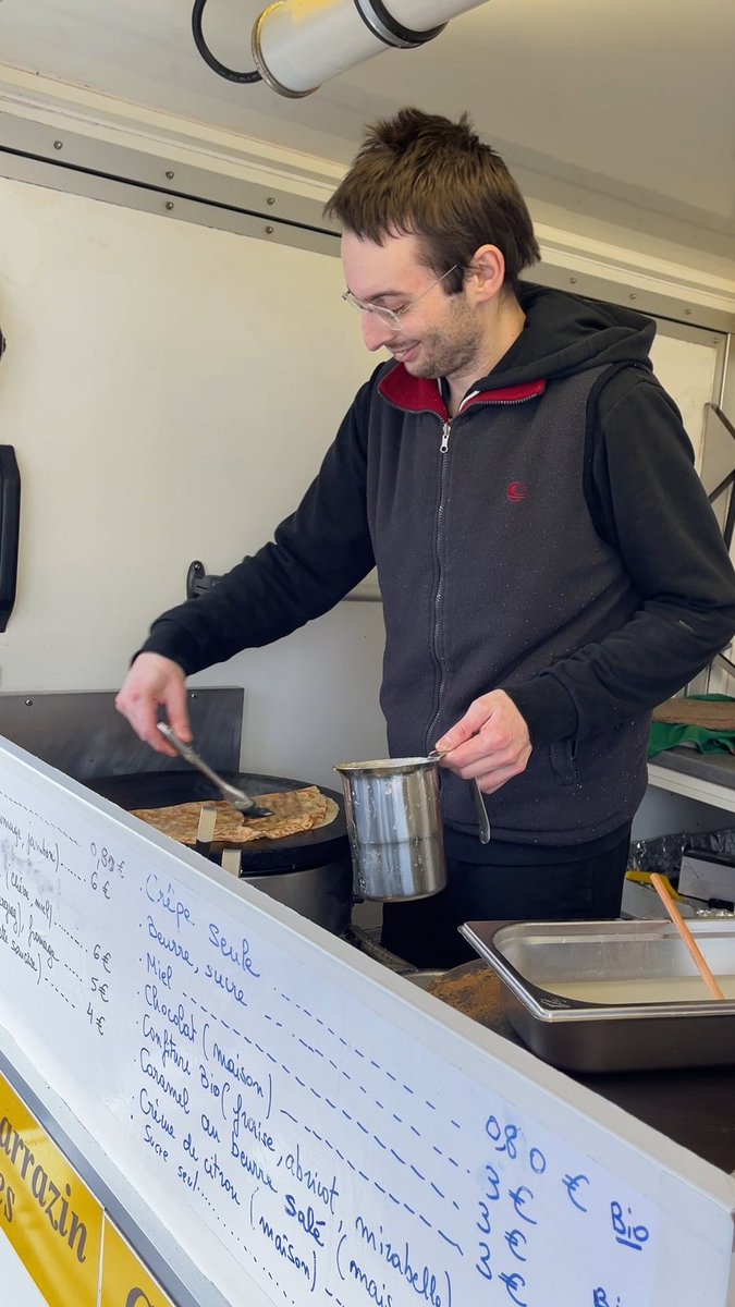 LA BELLE HISTOIRE DE LA SEMAINE. "Ils ne voulaient pas de moi, alors je me suis dit que je me débrouillerais !" Samuel a 29 ans, il est autiste Asperger, et après avoir passé 151 entretiens d'embauche, il a décidé d'ouvrir sa propre crêperie ambulante.
