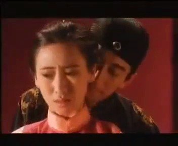 #翁虹 想当年亚姐冠军却一直没有红，于是学起叶玉卿一脱成名。看得出这场戏在男演员的爱抚下，女生的本能反应被激发，突起的乳头，估计下面也湿润。不过看得出出生在书香门第的翁虹还是比较保守的，都是点到为止，被动的多，主动的少。 #香港淫妹 #三级片