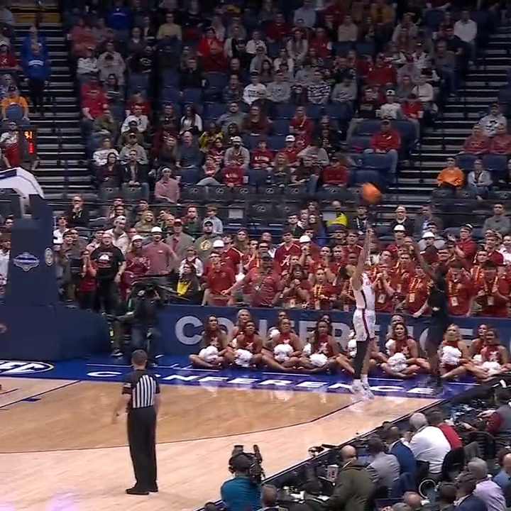 THE ONE-LEGGED FADEAWAY 😱 D'Moi Hodge beats the shot clock with a circus three-pointer 🤯