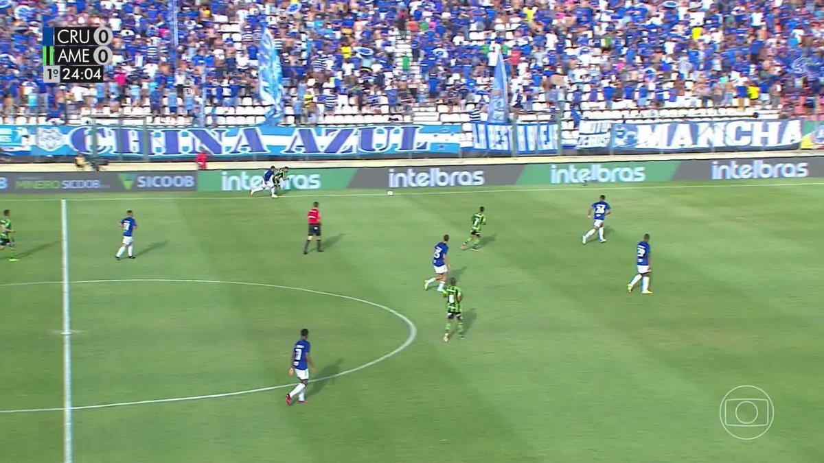Olha só o drible longo que o Felipe Azevedo tirou da cartola para ganhar campo no início da jogada do gol do América-MG contra o Cruzeiro. Coelho na frente no clássico!