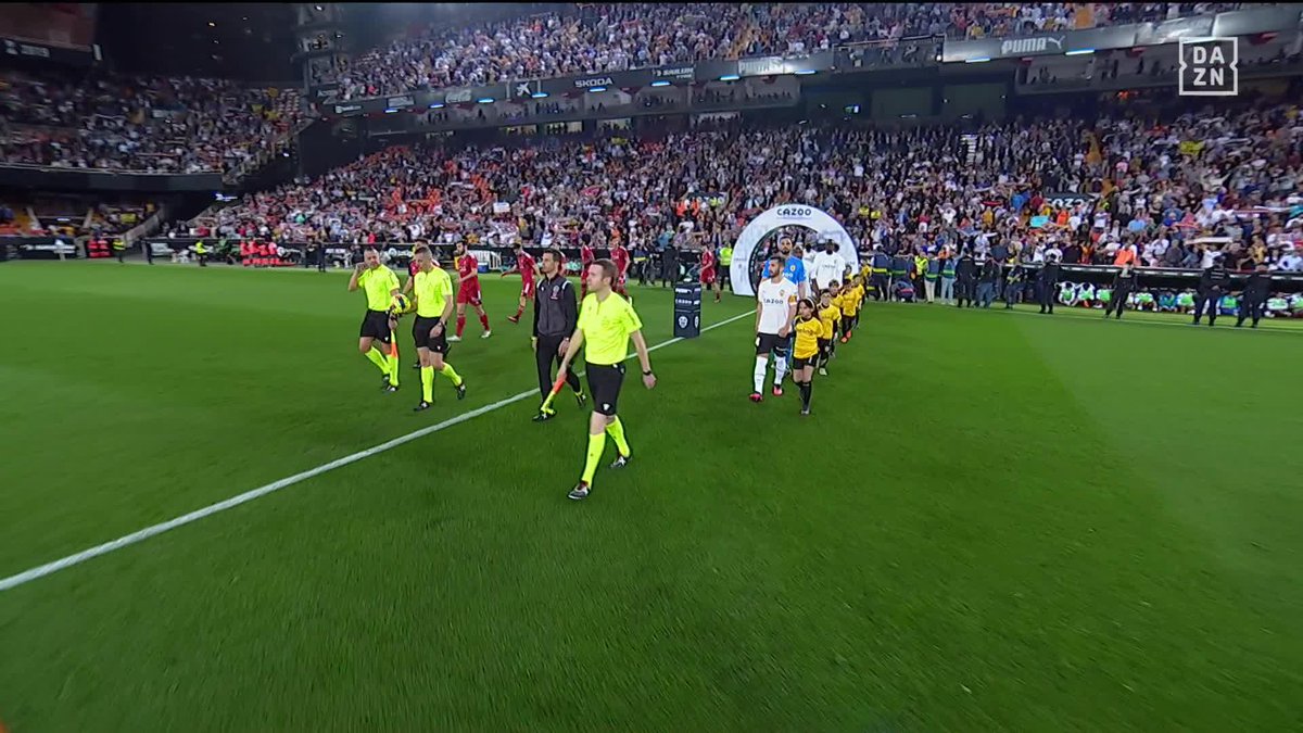 Una afición que no se rinde. Una afición que está con su Valencia CF hasta el final ¡Tremendo ambientazo en Mestalla! #LaLigaEnDAZN ⚽