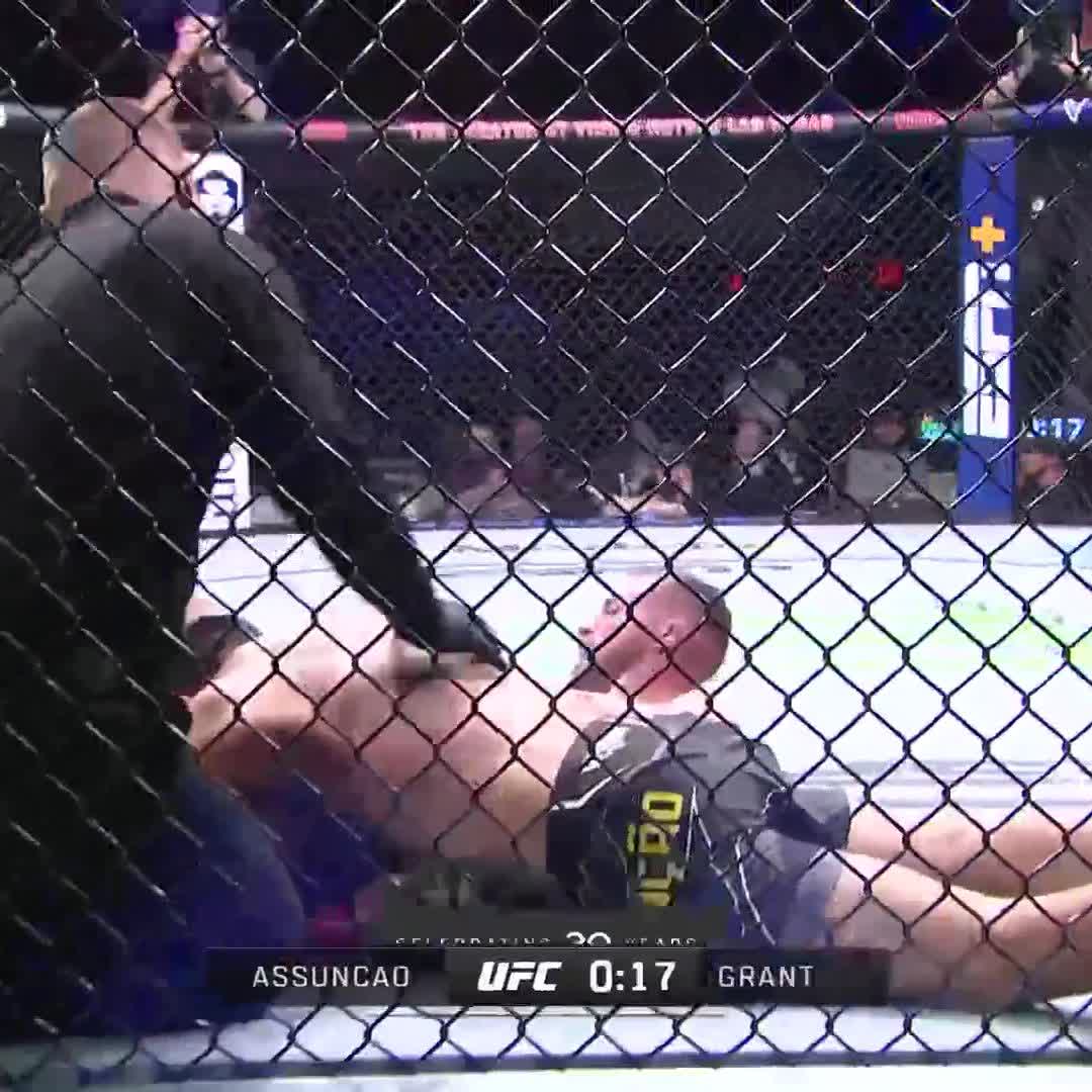 SPINNING BACK FIST to REVERSE TRIANGLE! WHAT IN THE WORLD 🤯 What a performance by Davey Grant! #UFCLasVegas