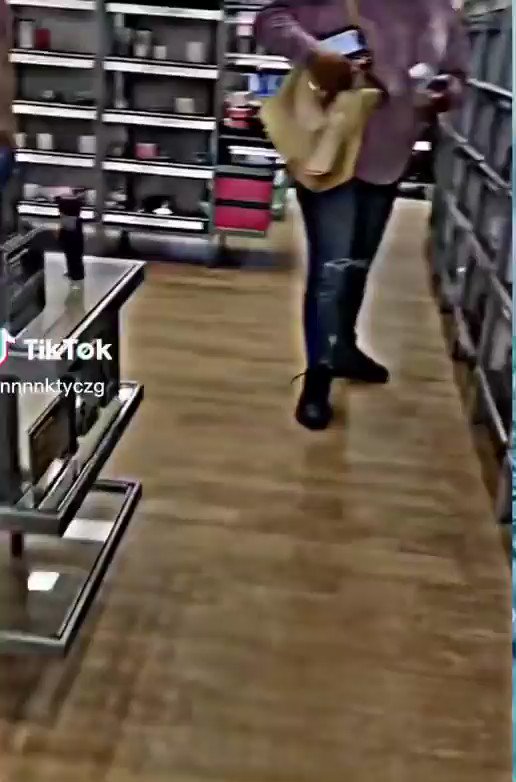 看看人家美国，比我们“抢”先实现了按需分配的共产主义社会呢！中国人你们羡慕了吗？！