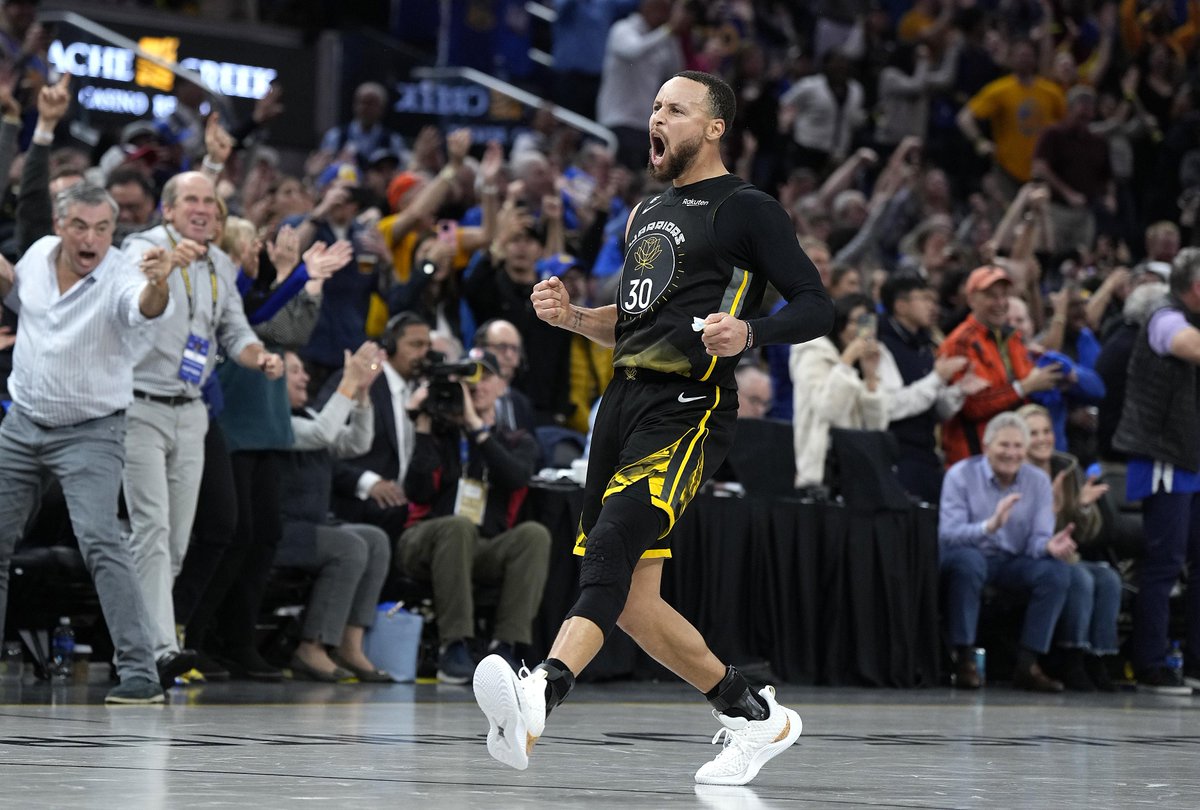 STEPHEN CURRY 🔥 Así cerró el partido ante los Bucks. Escandaloso. 🛸🛸🛸